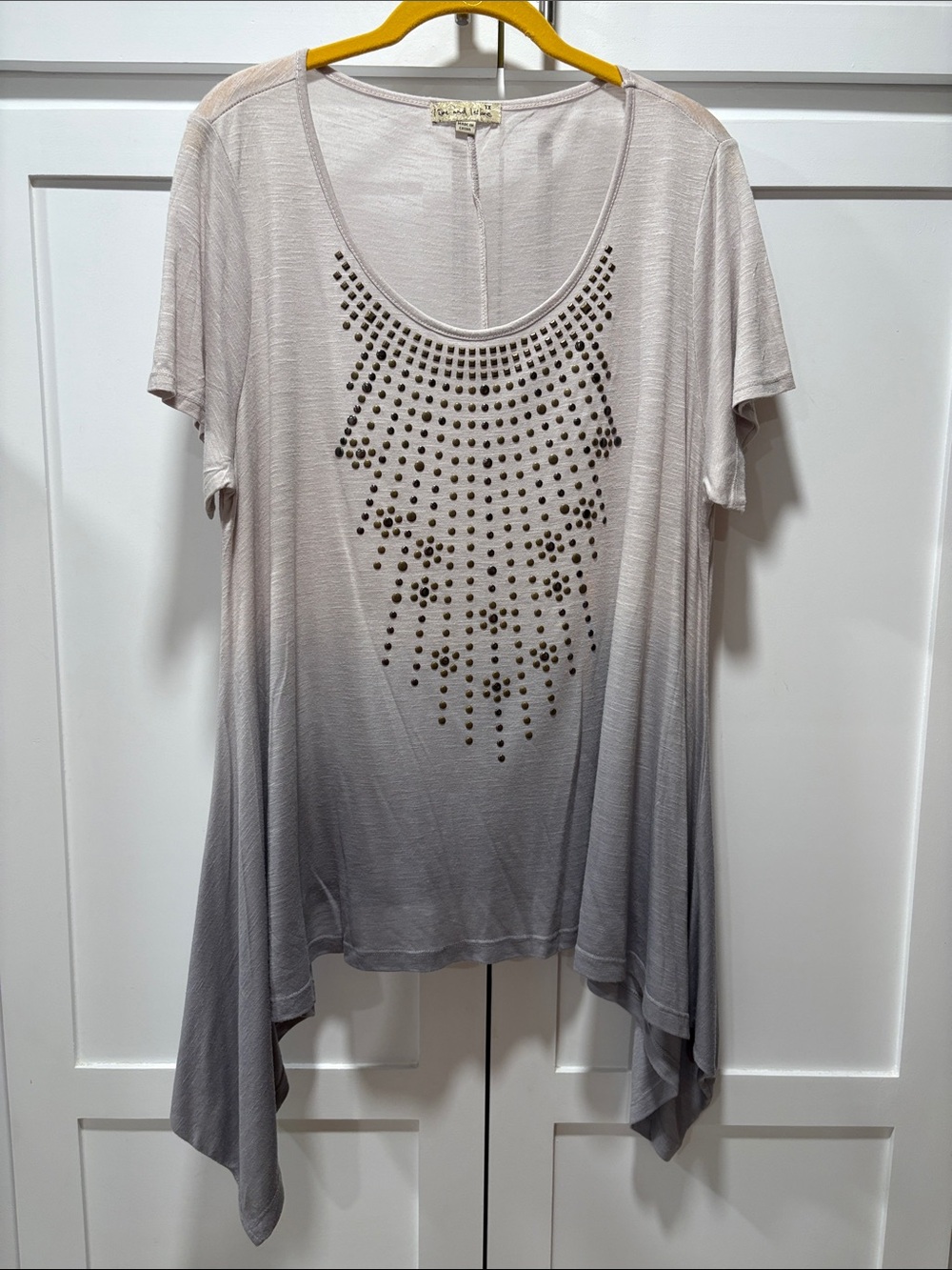 Light Gray Ombre Studded Scoop Neck Top size 1X. Great condition!